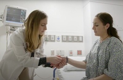 Кодирование Аквилонг в Инте Врач держит пациентку за руку