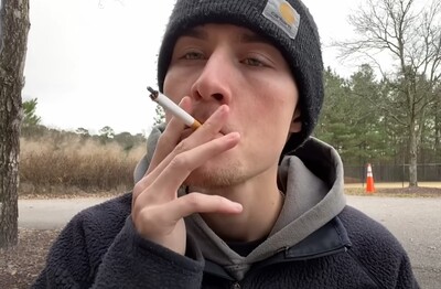 Лечение зависимости от табакокурения в Инте Мужчина с сигаретой делает затяжку