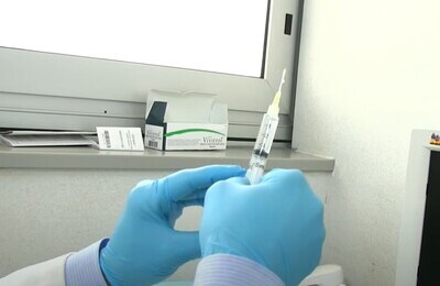 Проведение кодирования Вивитролом в Инте Шприц с Вивитролом в руках у врача